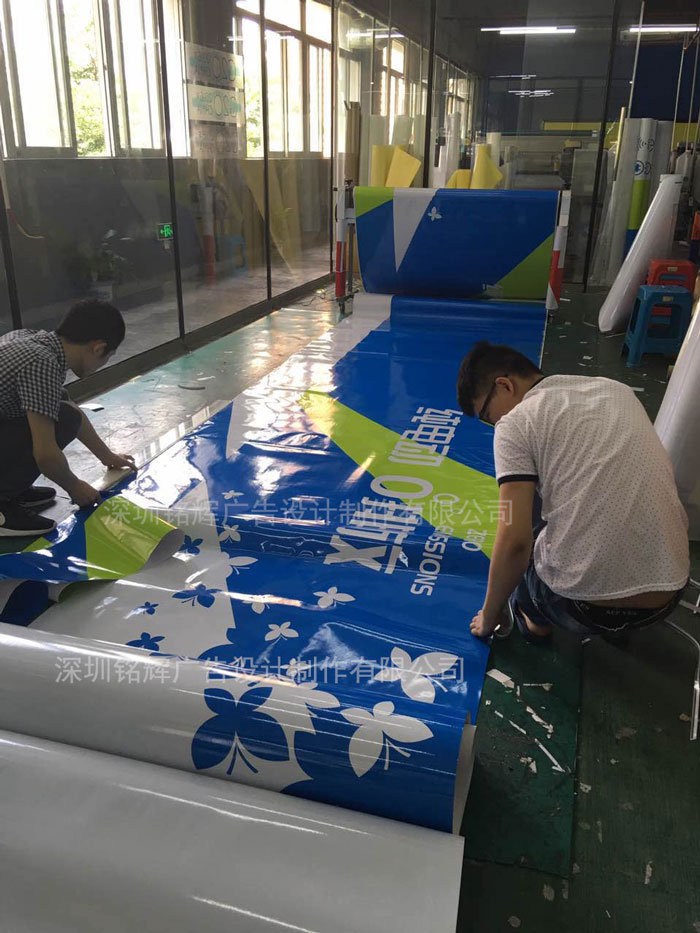制作比亞迪電動車的車身廣告