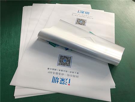 室內(nèi)外背膠海報粘貼方法