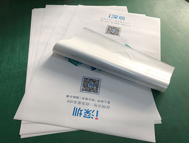 室內(nèi)外背膠海報(bào)粘貼方法