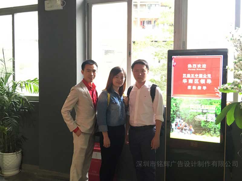 漢堡王中國分公司華南區(qū)領(lǐng)導(dǎo)蒞臨我司考察噴繪廣告制作