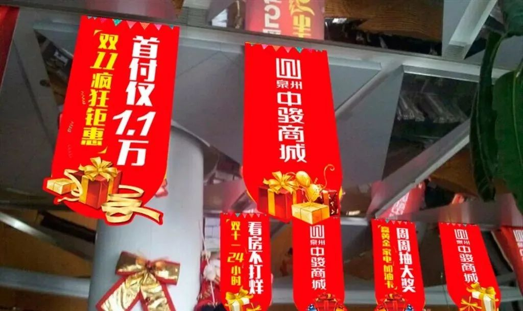 商場(chǎng)室內(nèi)吊旗用什么材質(zhì)不變形不翹邊？