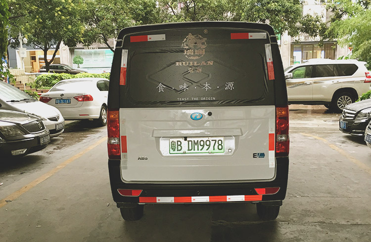 車身貼尾部