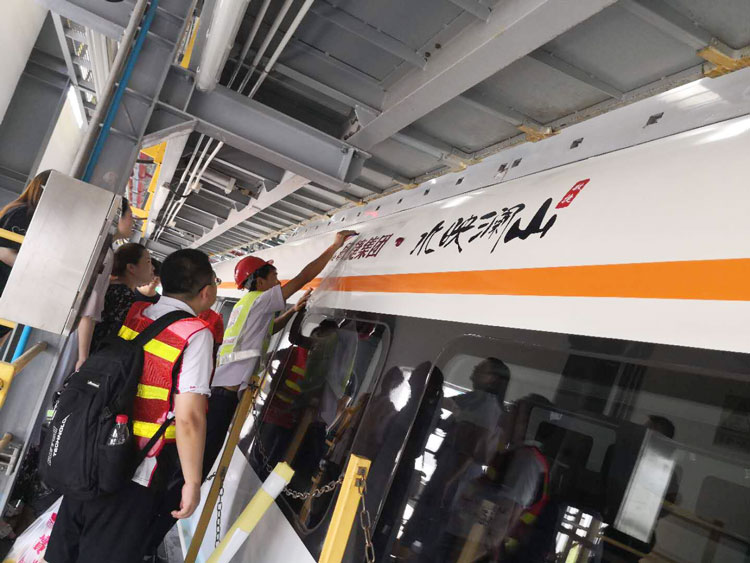 高鐵廣告 高鐵車廂外敏捷集團噴繪廣告案例
