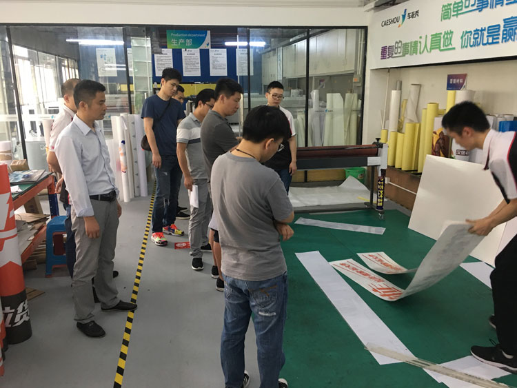 貨拉拉公司團(tuán)隊(duì)蒞臨噴繪360公司參觀考察