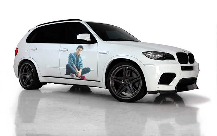 貼著李現(xiàn)的車身廣告更貼心