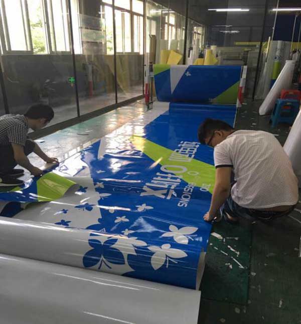 廣告制作工藝現(xiàn)場車身貼制作.jpg